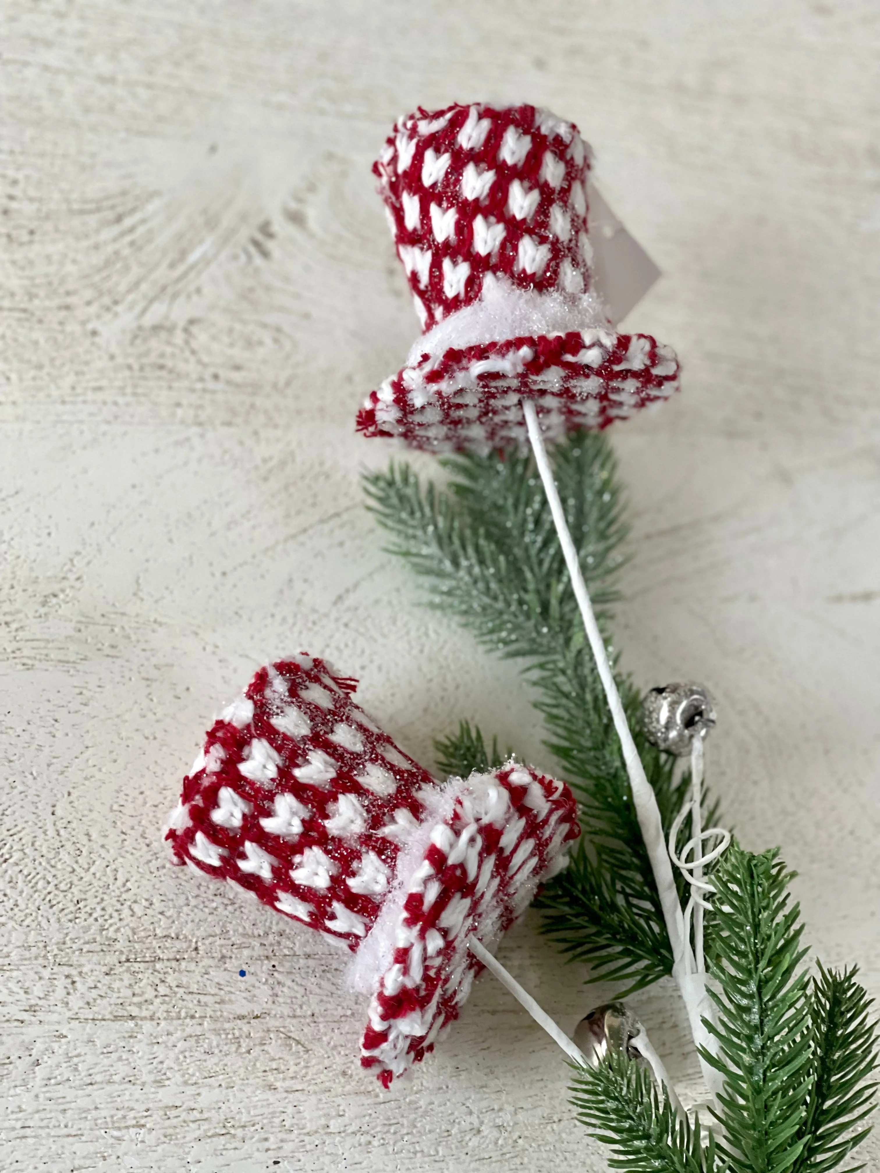 20 Inch Red And White Hat Spray